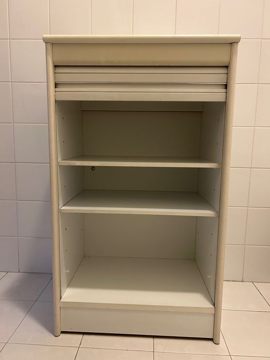 Pequeno armário multiusos com porta persiana
