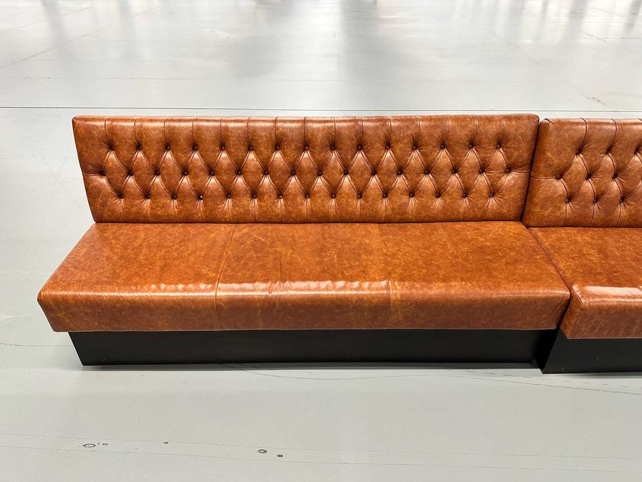 Diversos sofas de receção em pele