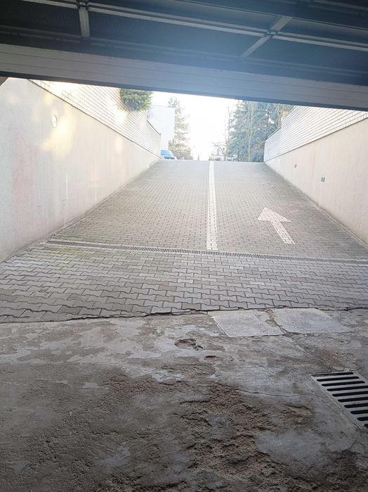 Garaż podziemny, ul. Sieradzka. Tanio