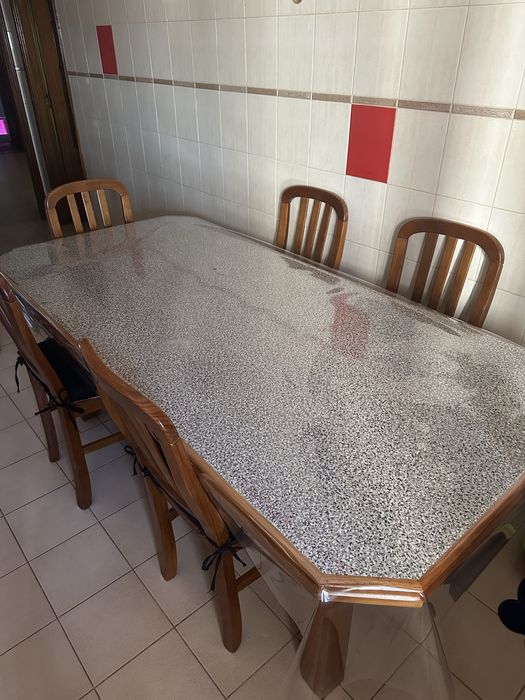 Mesa de cozinha com cadeiras