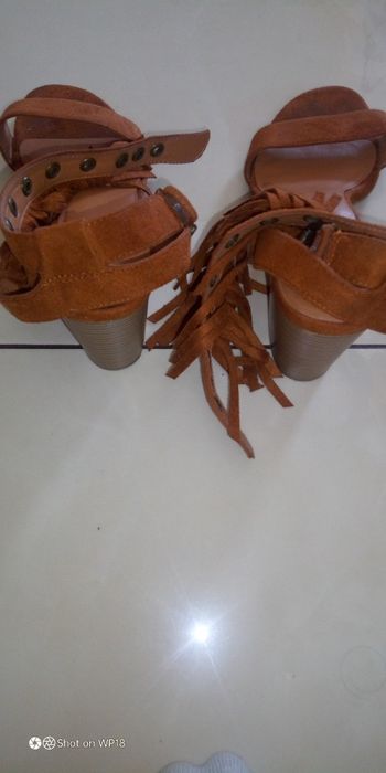 Sandały na obcasie 39