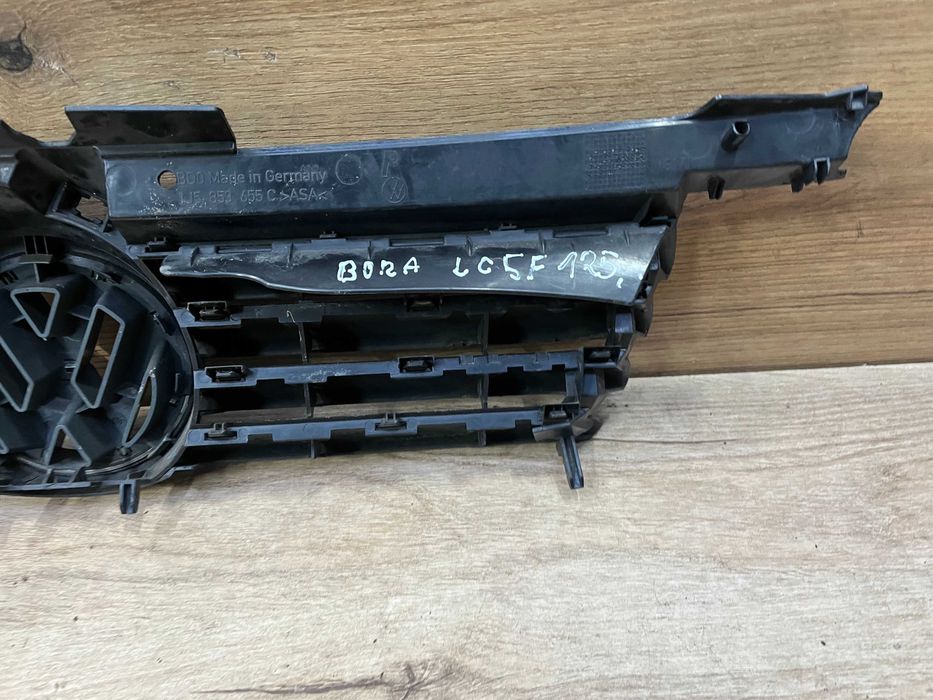 Grill atrapa zderzaka Volkswagen Bora kolor lc5f