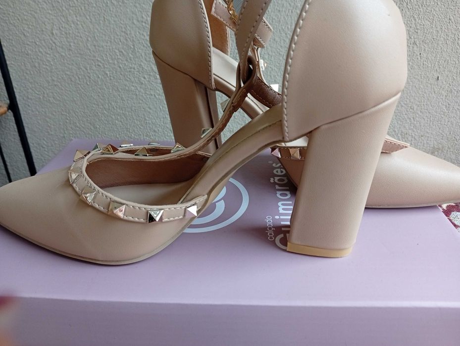 Sapatos de senhora tacão alto