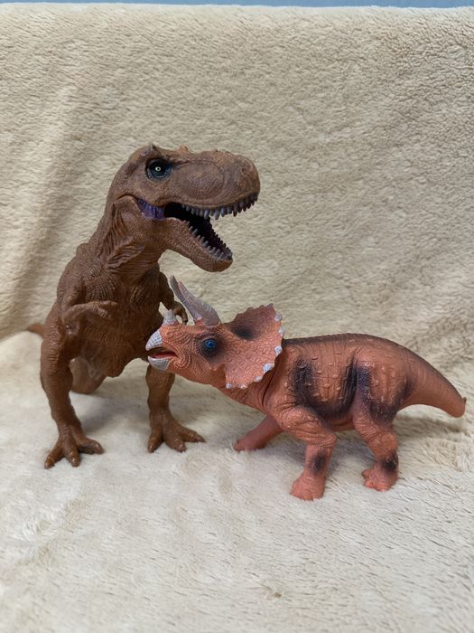 2 динозавтра, т-рекс, трицератопс (звук)