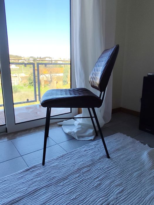 Cadeira em pele decorativa