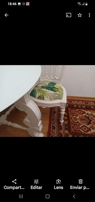 Vendu mesas com três cadeiras muito conservada.
