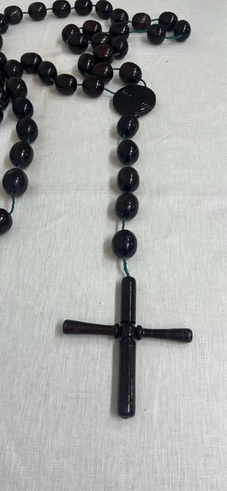 Terço em madeira de grandes dimensões.