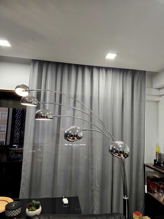 Candeeiro de pé em arco