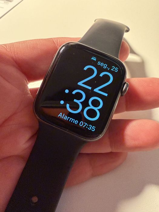 Apple Watch 4 - 44mm com caixa e braceletes
