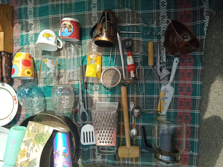 Посуд різний чашки тарілки піднос