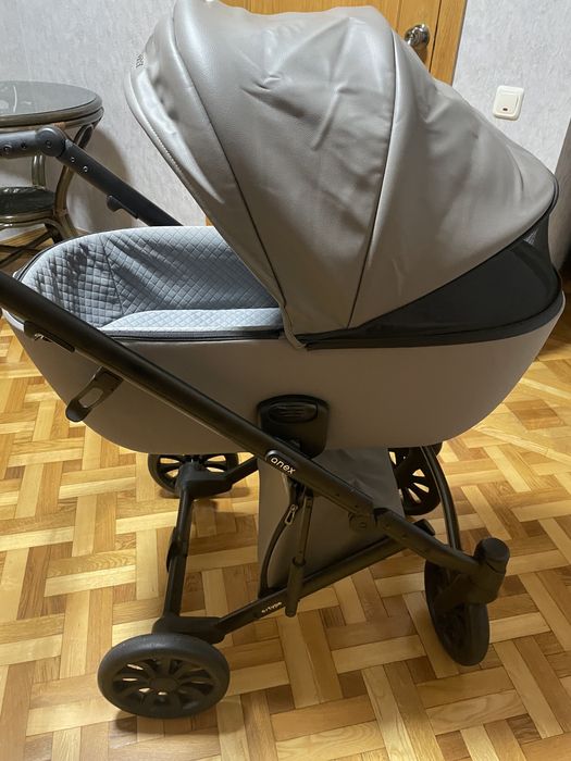 Сучасна дитяча каляска