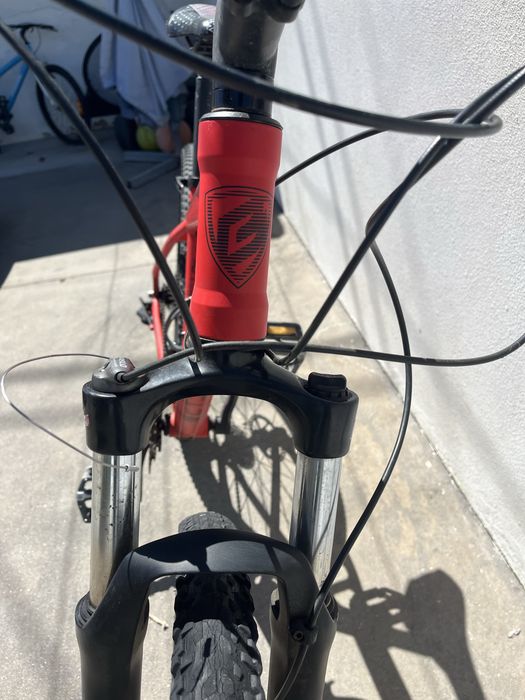Bicicleta da berg na cor vermelha roda 27.5