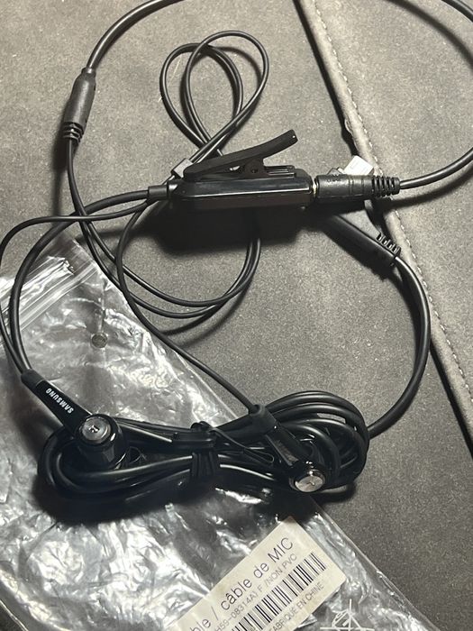 Проводные вакумные наушники Samsung.