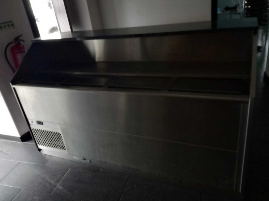 Balcão com refrigerador e vitrina