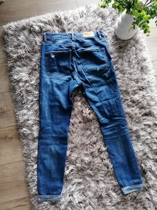 Jeansy z dziurami Stradivarius skinny