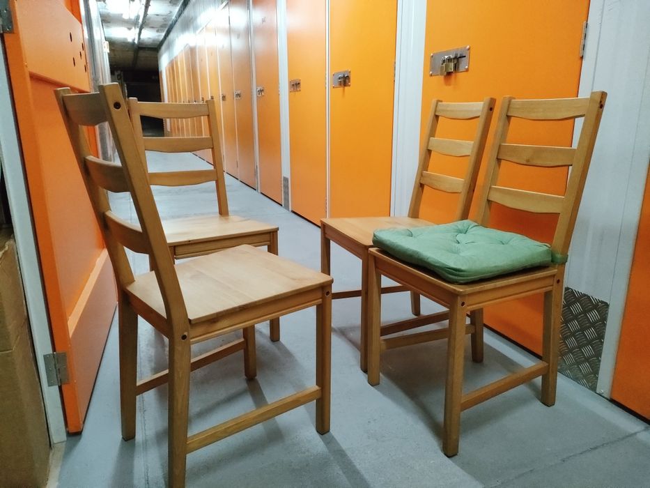 Vende-se Mesa e Cadeiras com pouco uso - Almofadas incluídas