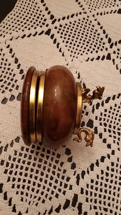 guarda joias italiano em alabastro com armação dourada