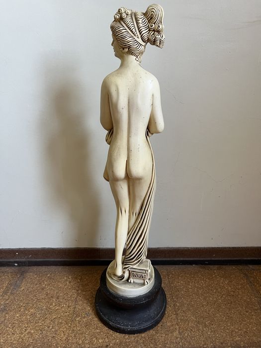 Escultura Feminina Clássica