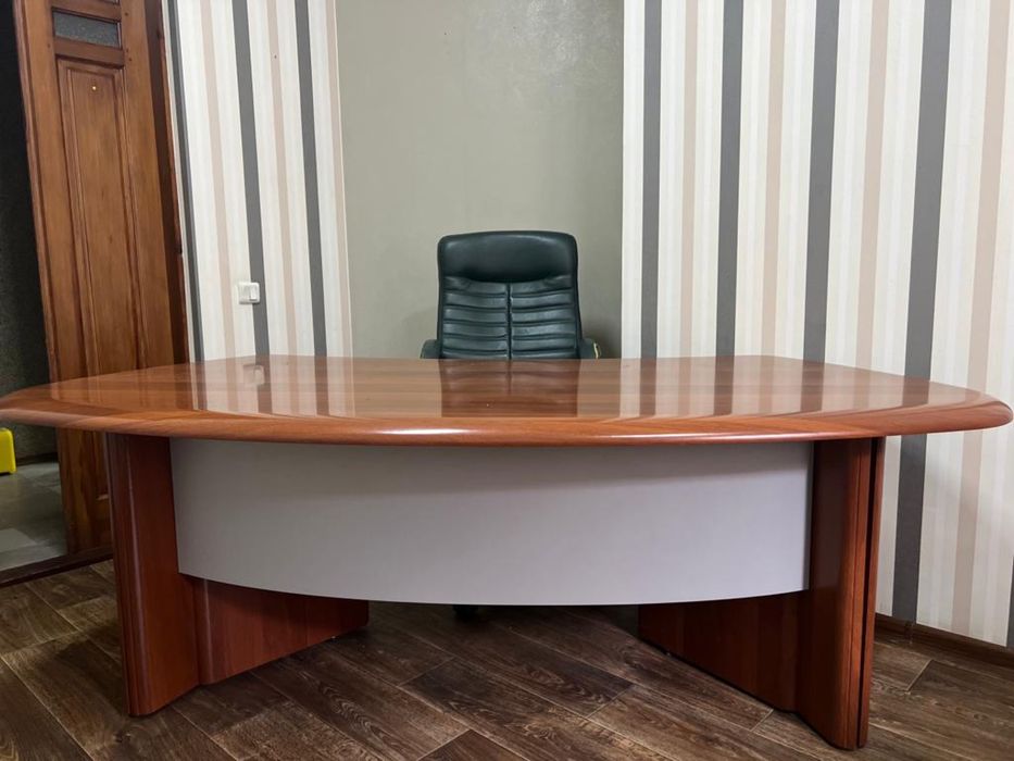 Продам офисной стол фирмы «Меркс»