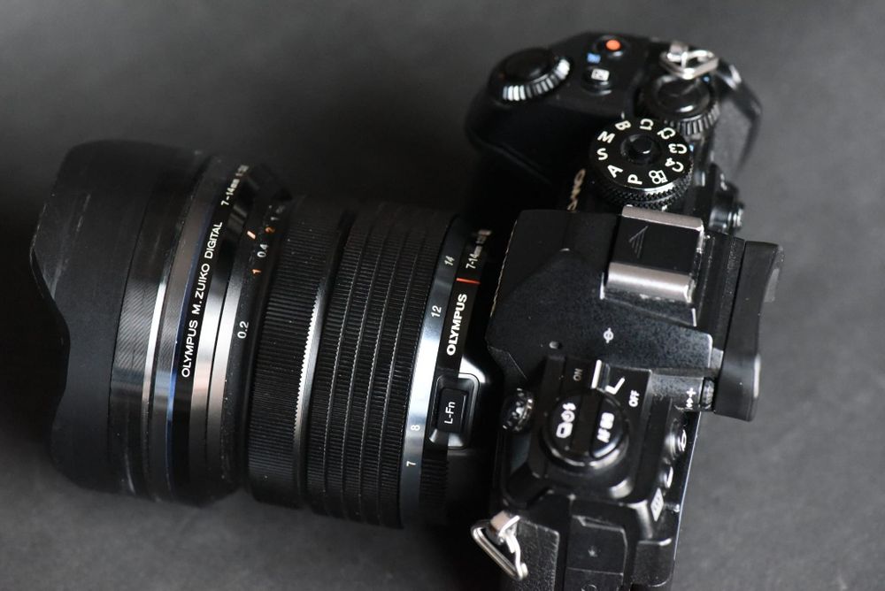 Olympus OM-D E-M1 Mark III com lente Olympus M.Zuiko Digital ED 7-14mm