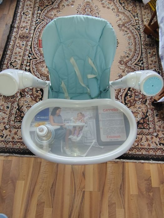 Заколисуючий годувальний стільчик