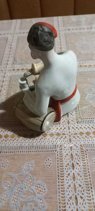 Порцелянова фігурка Виночерпій