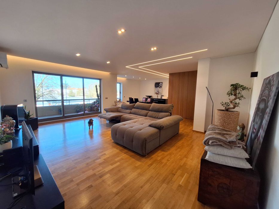 Apartamento T3 com áreas generosas no centro de Santo Tirso