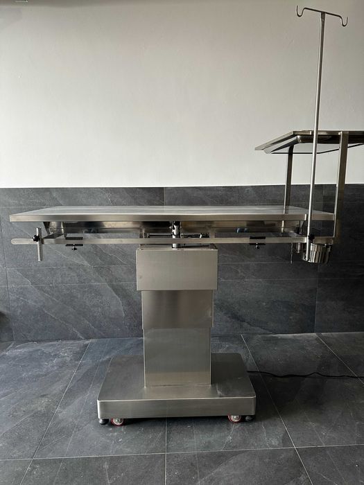 Stół operacyjny zabiegowy ze stali nierdzewnej elektrycznie regulowany