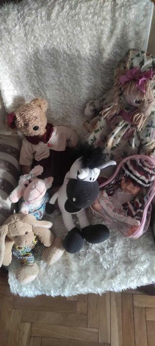 zestaw lalek i pluszaków