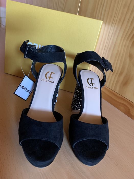Sandálias novas pretas
