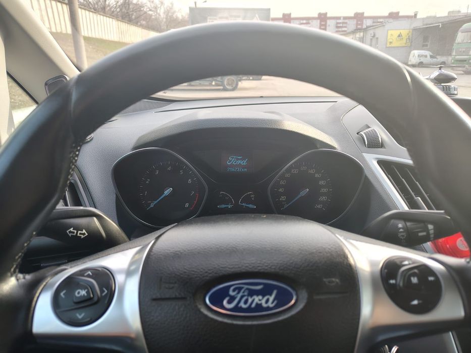 Машина Ford C-Max