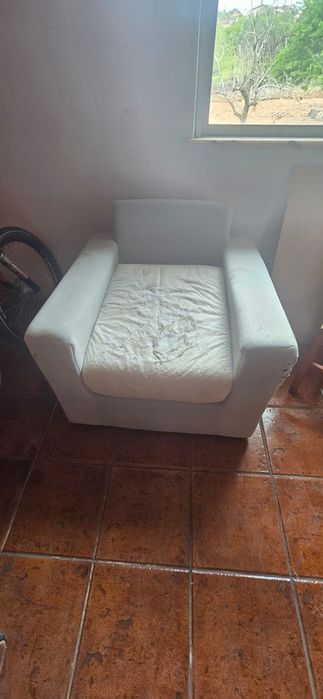 2 poltronas (sofá, cadeirão) em bom estado com marcas de uso