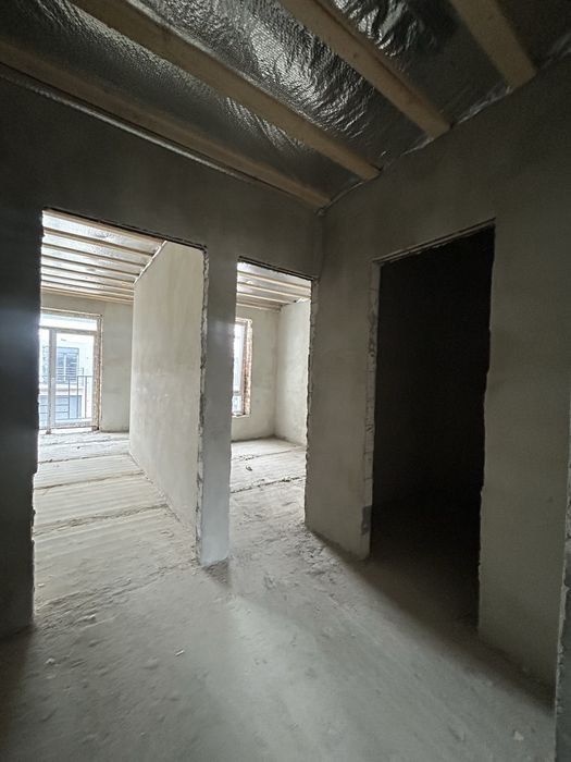 Таунхаус з гаражем Готовий до ремонту.Підведені всі комунікації