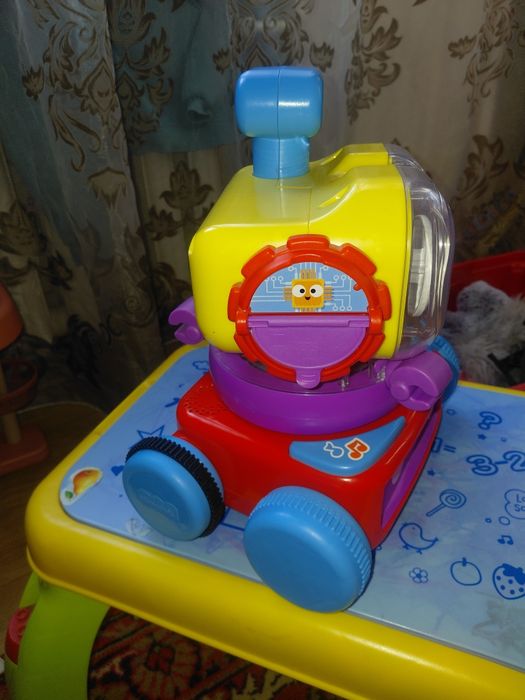 Робот Fisher Price.