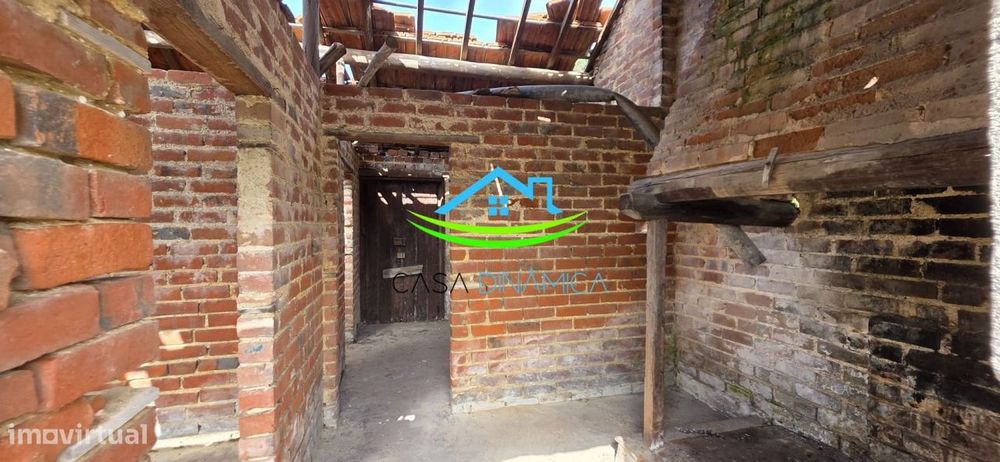 Casa para Recuperar com Eira e Terreno – Carriço, Pombal