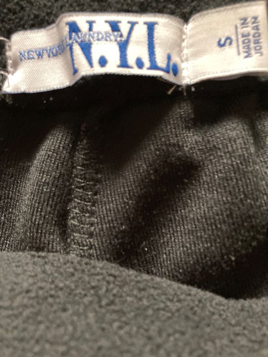 Czarne, damskie polarowe spodnie z lampasem.