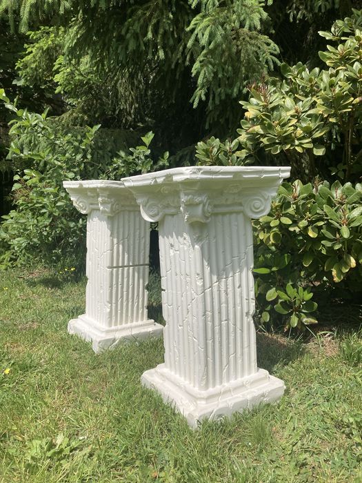 Stolik z kolumn greckich