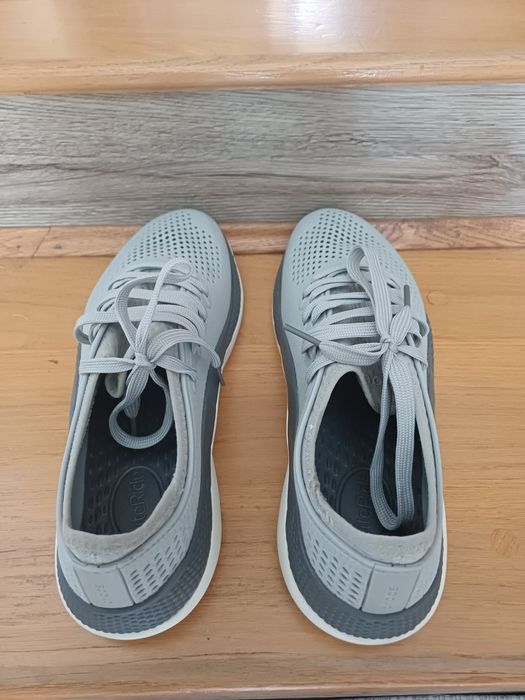 Lekkie wygodne męskie  buty sneakersy CROCS r.42. Stan bardzo dobry.