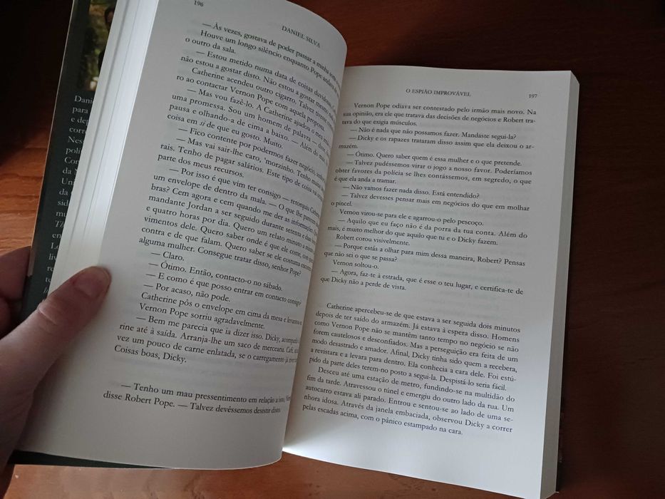 Livro O Espião Improvável, de Daniel Silva