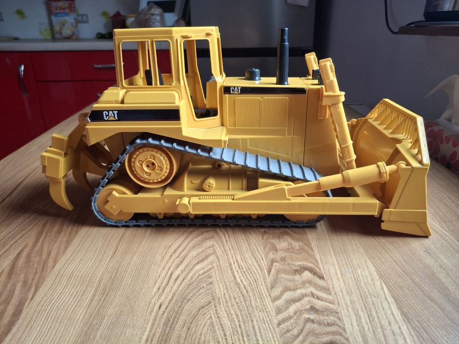 Bruder spychacz Caterpillar