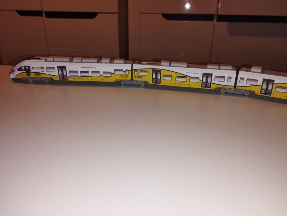 Model kartonowy zabawka pociąg miejski dolny śląsk wklej model  ELF II