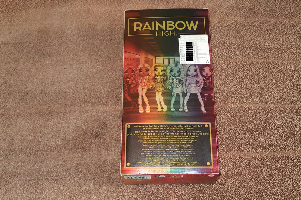 Boneca Rainbow High nova em caixa