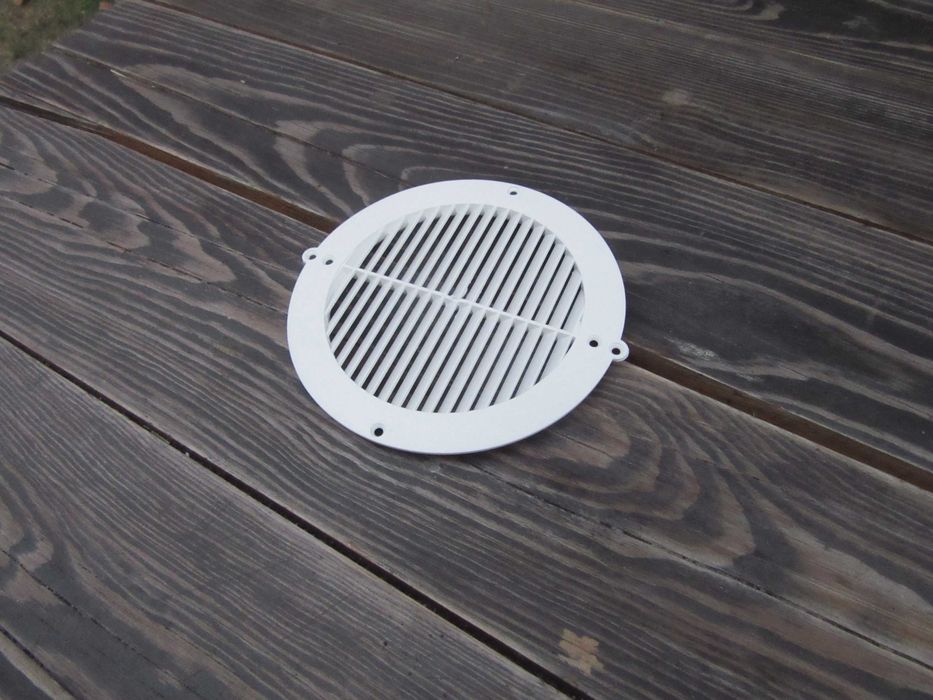 Biała kratka wentylacyjna .