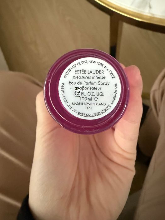 Flakon i pudełko po perfumach Estee Lauder intense pleasures