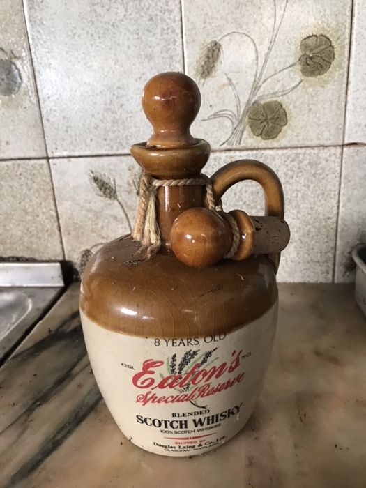 Panela de pressão e garrafas Grandes de licor