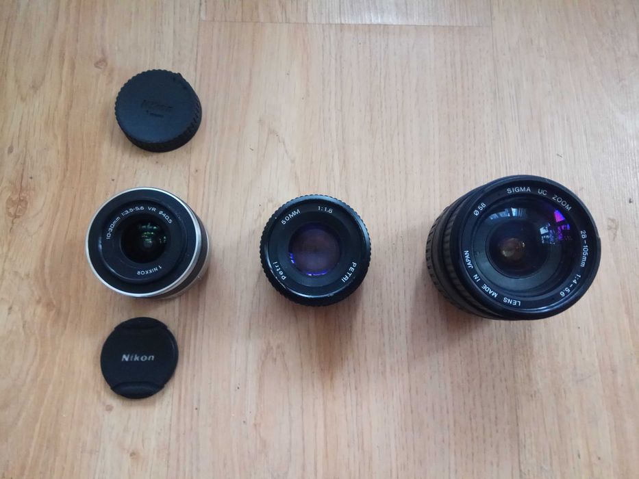 В гарному стані об’єктиви Nikon Sigma Petri