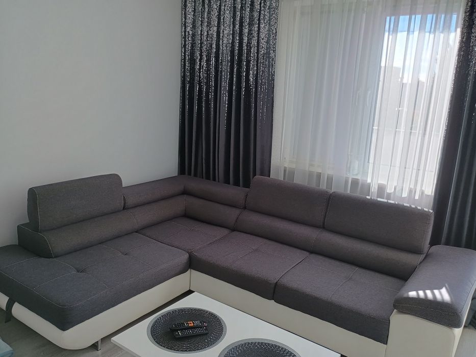 Nowoczesny narożnyik z funkcją spania plus duża pufa