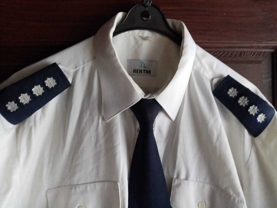 Policja, MO - koszula biała z krawatem i pagonami nadkomisarza.