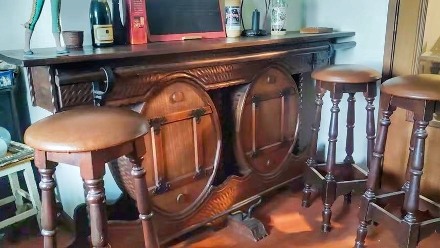 Bar de Madeira maciça com bancos altos e varão.