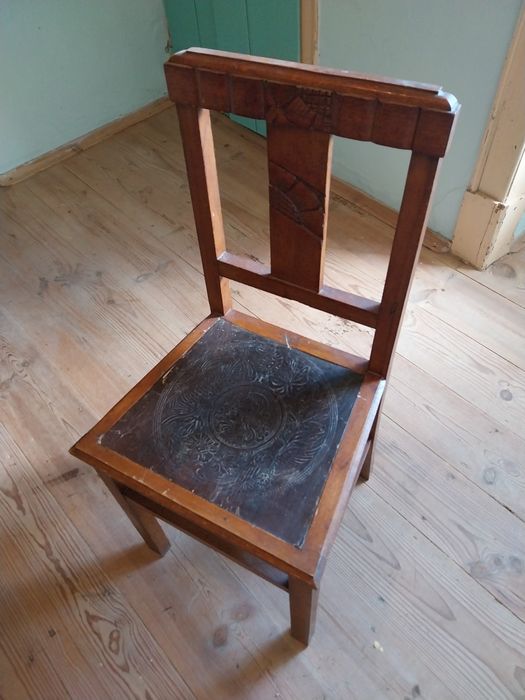 Várias cadeiras antigas